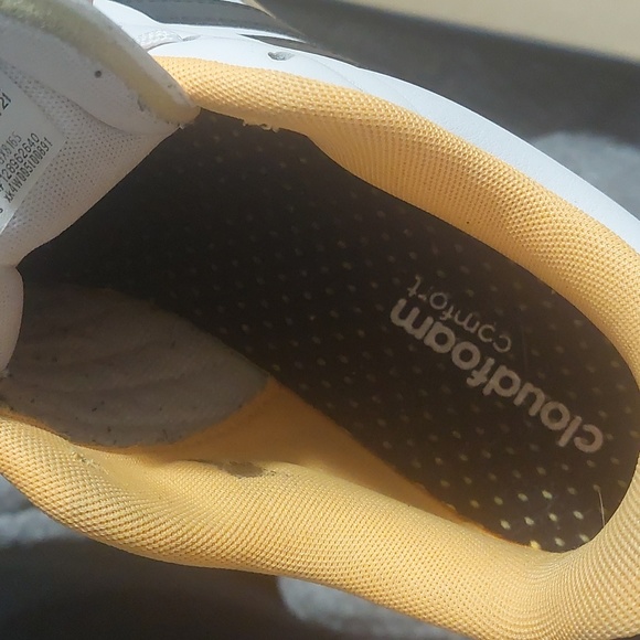 Size 11 women's Adidas - Picture 4 of 6